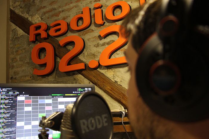 Čime podmićuju voditelje Radija 021 da bi osvojili putovanje za Novu godinu? Čime podmićuju voditelje Radija 021 da bi osvojili putovanje za Novu godinu?