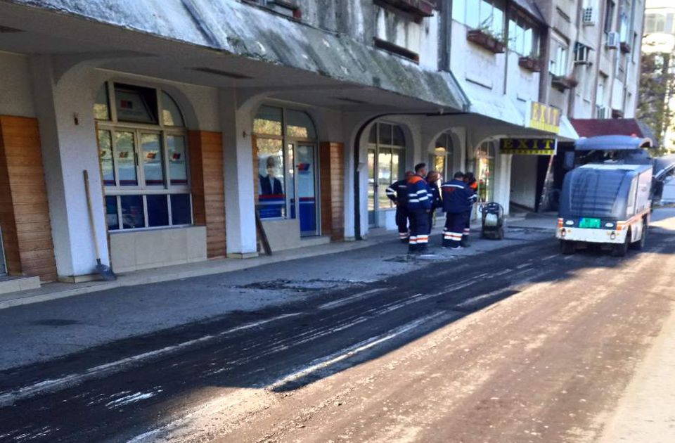 FOTO: Popravlja se trotoar na Bulevaru oslobođenja, ne samo ispred prostorija SNS