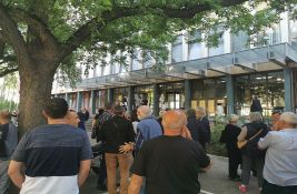 Novosadski radnici ispred suda: Ostavljeni bez posla sa obezvređenim akcijama, tužiće direktora