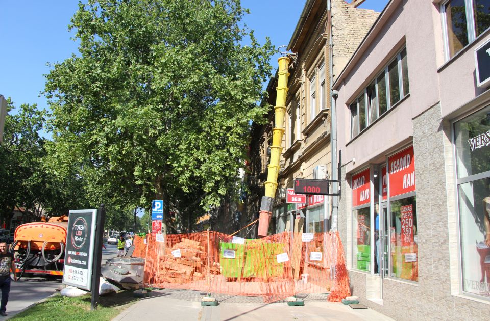 FOTO: Blokiran deo Jevrejske ulice zbog radova, stanari ostali u čudu kad je dignut krov