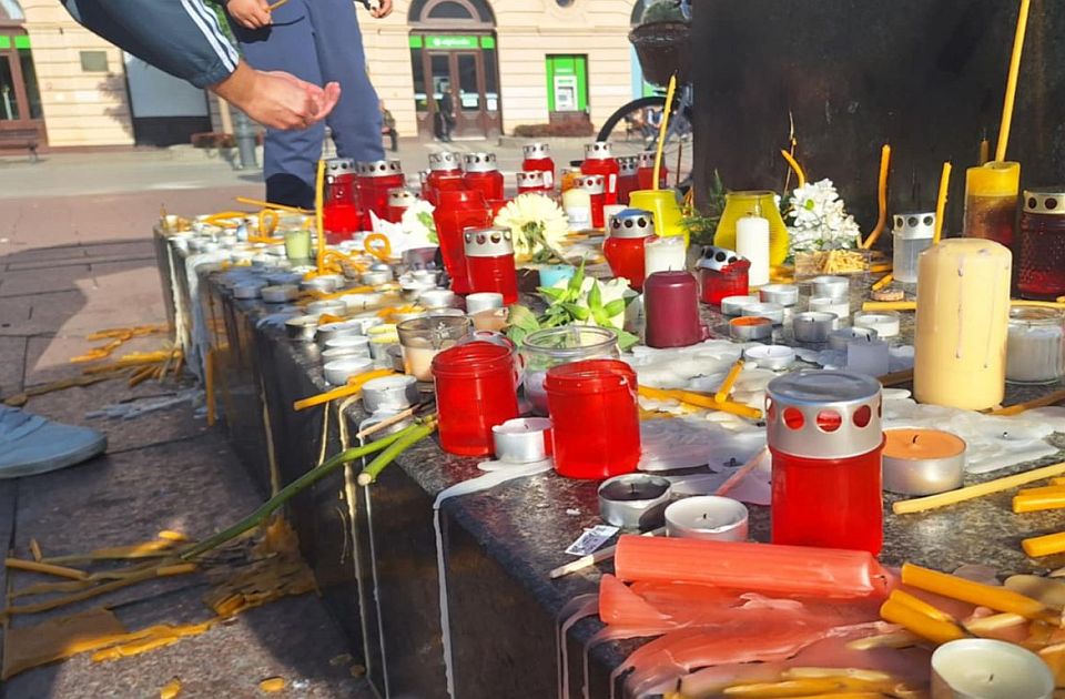 VIDEO Građani odaju poštu stradalima u masovnom ubistvu u Ribnikaru: Dve godine od velike tragedije