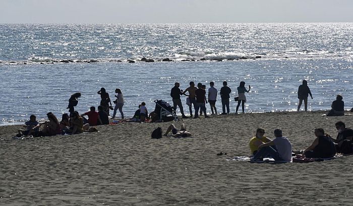 Prvog vikenda posle karantina Italijani u velikom broju na plažama