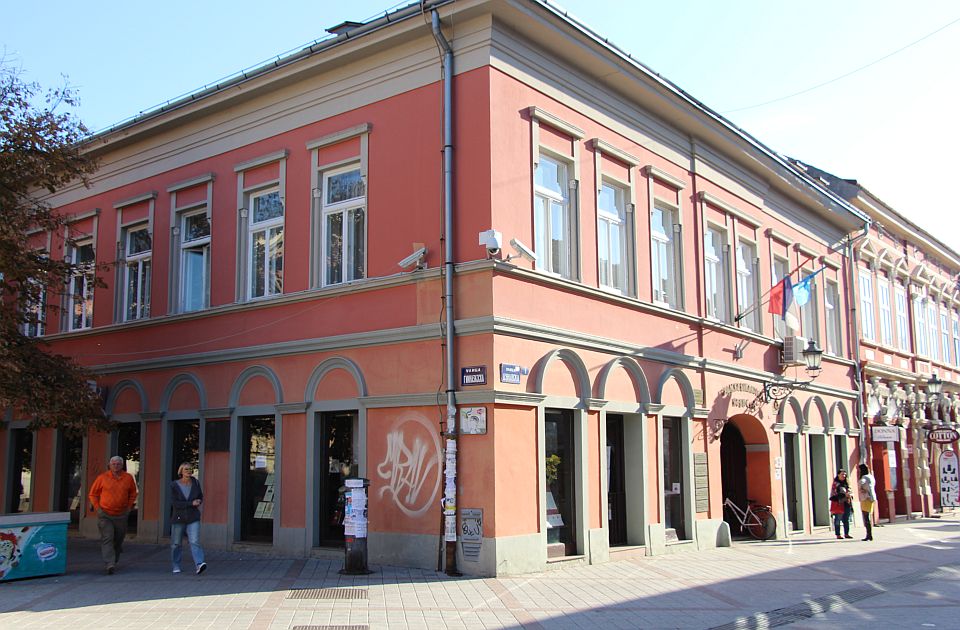 Petak Novosađanima donosi jesen, popust u biblioteci i kobaje