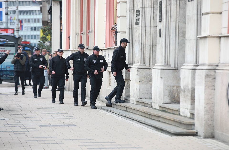 VIDEO Policija potisnula građane ispred Rektorata kako bi UKP napustio zgradu