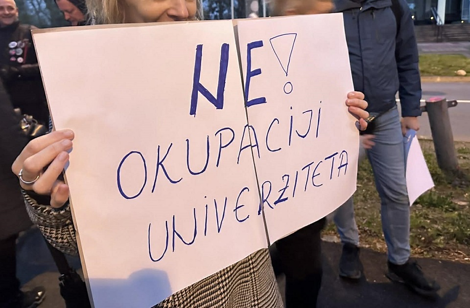 FOTO, VIDEO Protest podrške Univerzitetu u Beogradu: Novosađani kreću za Beograd