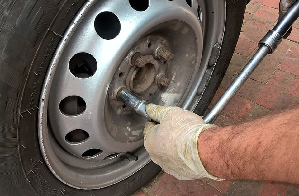 Agencija za bezbednost saobraćaja apeluje na vozače: Nemojte još stavljati letnje gume