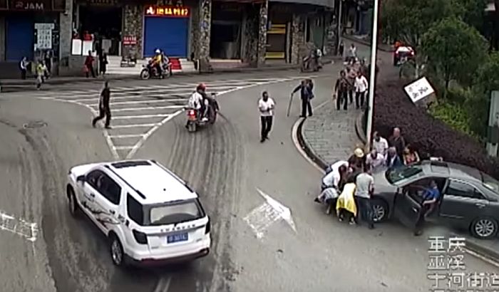 VIDEO: Podigli automobil i spasili zgaženog dečaka