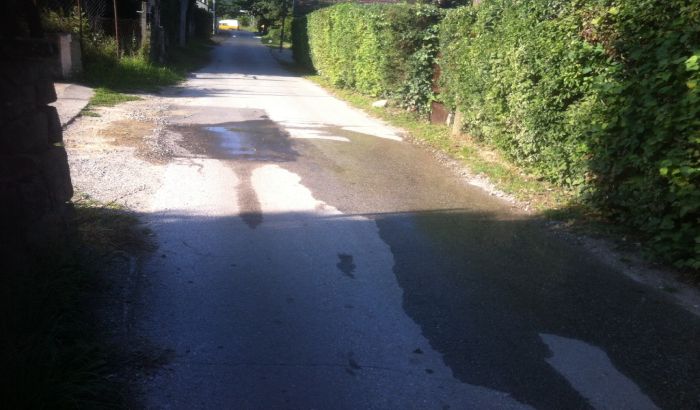 FOTO: Voda natapa asfalt i zemljište u Ribnjaku, do daljeg bez legalne vodovodne mreže