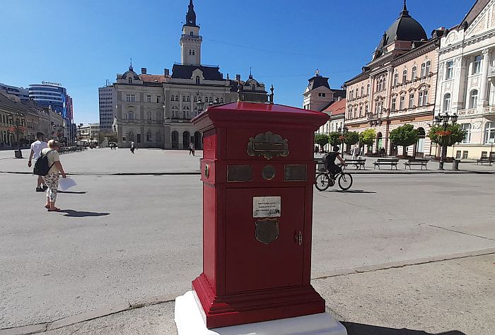  FOTO: Novosadsko žuto sanduče nakon više decenija postalo crveno