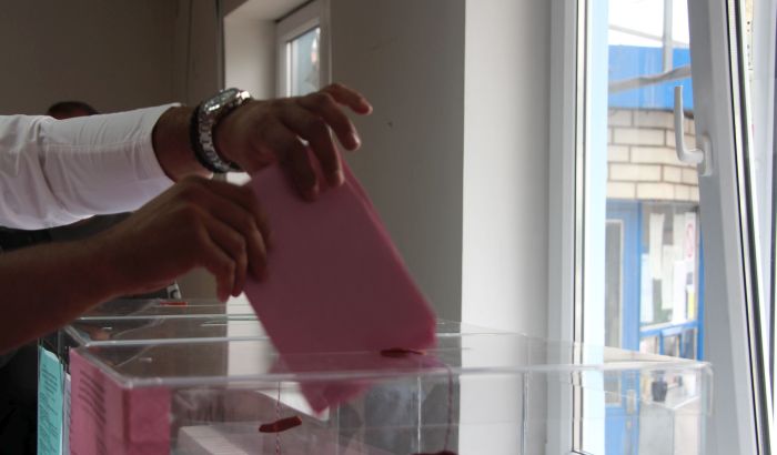 Muškarac na glasanje u Hrvatskoj došao u majici sa natpisom ustaškog pozdrava "Za dom spremni"