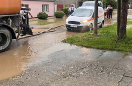 Poplavljeno više ulica u Futogu, Kisaču Rumenki i Kovilju, službe na terenu