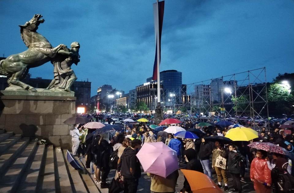 Tenzije i ispred Skupštine, grupa muškaraca na stepenicama