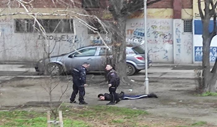 FOTO: Muškarac uhapšen u Pariske komune, bežao od policije nakon svađe ispred prodavnice