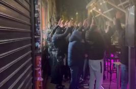 Maskirani muškarci skandirali 