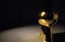 VIDEO: Prvo je zalepio bananu za zid, sad prodaje zlatnu wc šolju