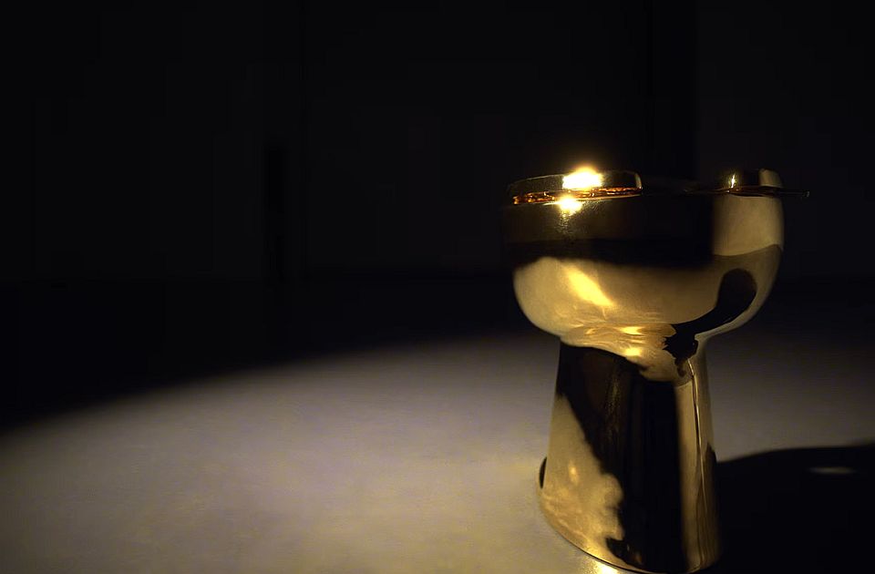 VIDEO: Prvo je zalepio bananu za zid, sad prodaje zlatnu wc šolju