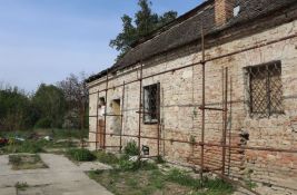 FOTO: U dvorištu najstarije kuće u Novom Sadu zidaće se stambena zgrada