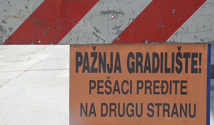 Radovi u Ulici Đorđa Rajkovića zauzimaju deo trotoara