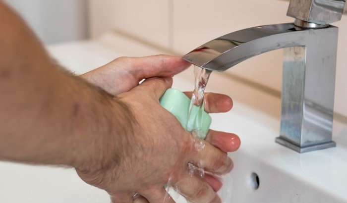 Sredstva za dezinfekciju ruku pomažu, ali nisu zamena za sapun i vodu