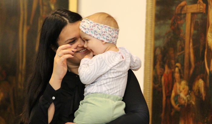 FOTO: Bebe se smejale, igrale, dremale i uživale uz klasičnu muziku u Galeriji Matice srpske