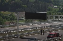 VIDEO: Građani pokušavaju da blokiraju naplatnu rampu u Pakovraću - policija ne dozvoljava