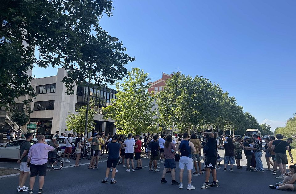Studenti blokirali obe trake Bulevara oslobođenja kod Prekršajnog suda: Podrška privedenim kolegama