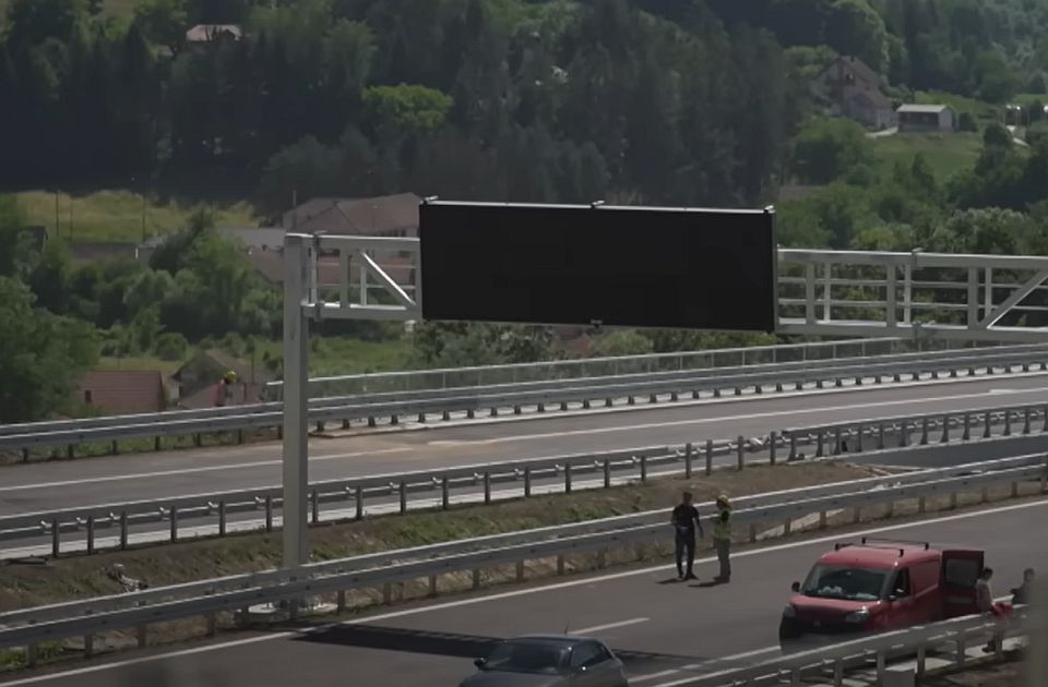 VIDEO: Građani pokušavaju da blokiraju naplatnu rampu u Pakovraću - policija ne dozvoljava