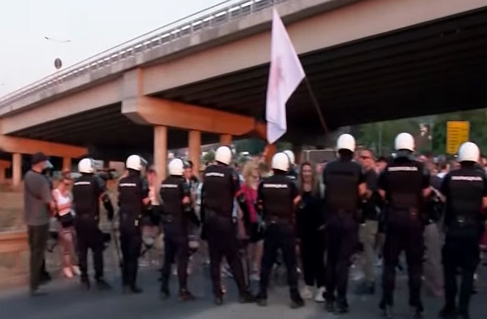 VIDEO: Završen protest u Pakovraći kod Čačka, građani igrali kolo ispred policije
