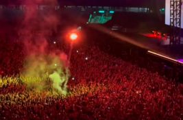 VIDEO: Neko je bacio baklju u masu na koncertu Oasisa - Lijam Galager besan