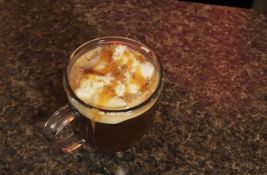 Za jesenji dan: Karamel-jabuka late