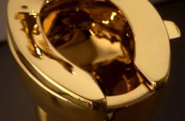 VIDEO: Zlatna wc šolja 