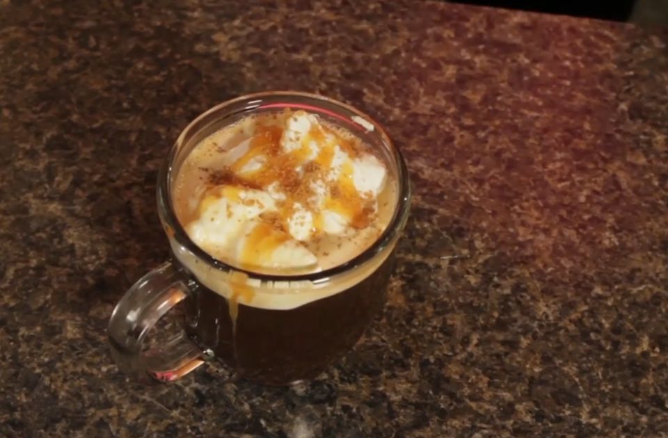 Za jesenji dan: Karamel-jabuka late Za jesenji dan: Karamel-jabuka late