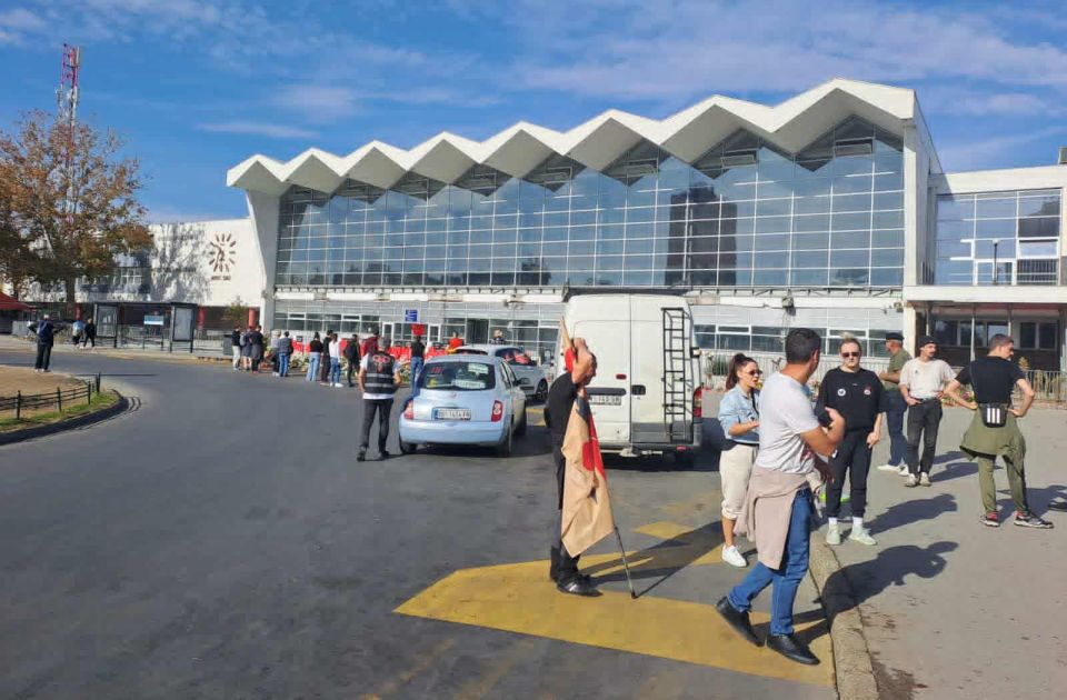 Građani i studenti pešače iz Novog Sada u Beograd u znak podrške Dijani Hrki Građani i studenti pešače iz Novog Sada u Beograd u znak podrške Dijani Hrki