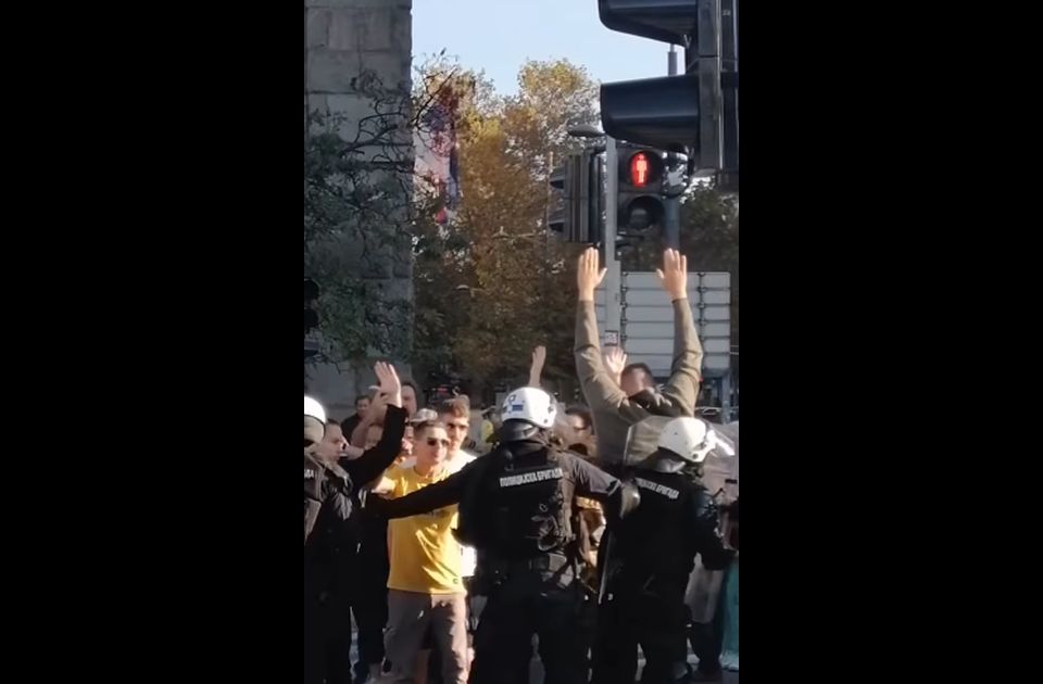 VIDEO: Policija intervenisala na mestu gde Dijana Hrka štrajkuje glađu, uhapšen prevoznik Jaćimović VIDEO: Policija intervenisala na mestu gde Dijana Hrka štrajkuje glađu, uhapšen prevoznik Jaćimović