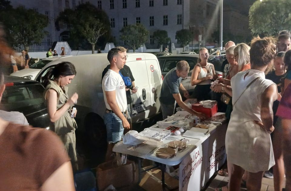 VIDEO Štand studenata na Novosadskom noćnom bazaru, blizu njih SNS aktivisti i 