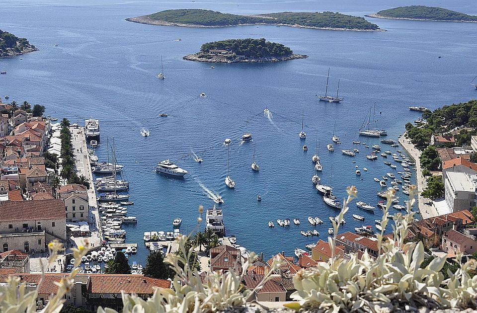 Na Hvaru sprečen napad na sezonce iz Srbije: Uhapšeno 14 osumnjičenih