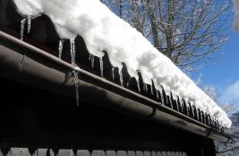 Sneg pao sa krova u gradu na Kamčatki i usmrtio dve osobe