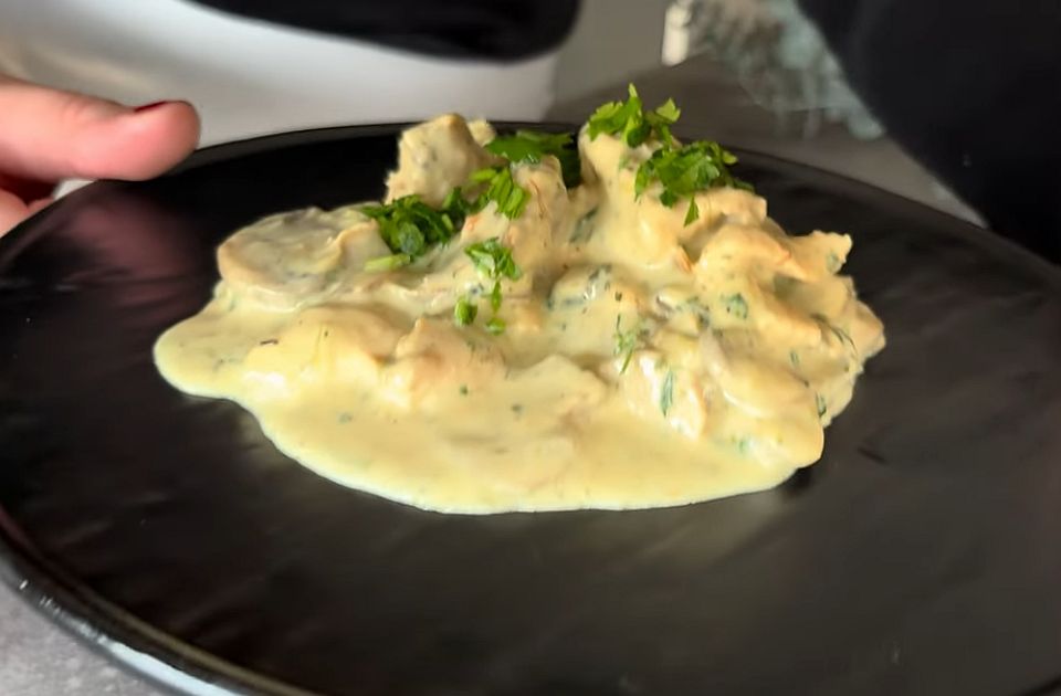 Kao sos ili samostalno jelo: Kremasta piletina sa karijem, šampinjonima i dve vrste sira