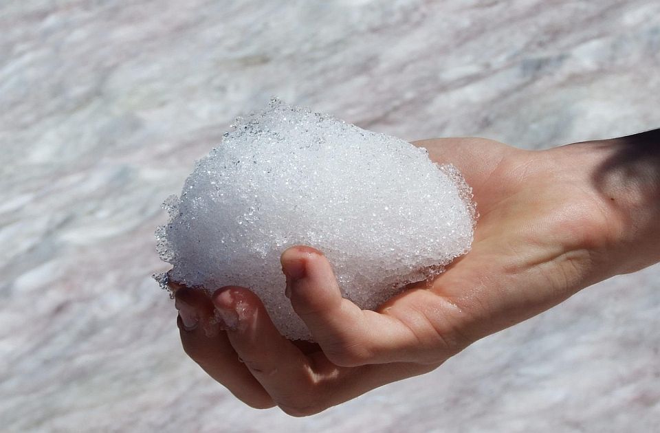 Sindikat estradnih umetnika: Grudve bacane na Bekutu da je povrede, policija na vreme da reaguje