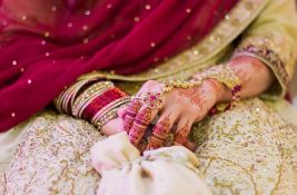 Mlada u Indiji pucala na svom venčanju i pobegla, sad je traži policija