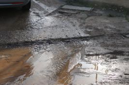 FOTO, VIDEO: Voda danima curi iz asfalta u Ribnjaku
