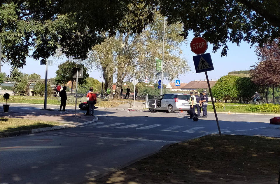 FOTO: Motociklista teško povređen u udesu na Keju žrtava racije