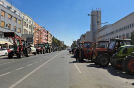 VIDEO Da se nadležni ne opuste: Poljoprivrednici u Novom Sadu trubili dok čekaju kraj pregovora