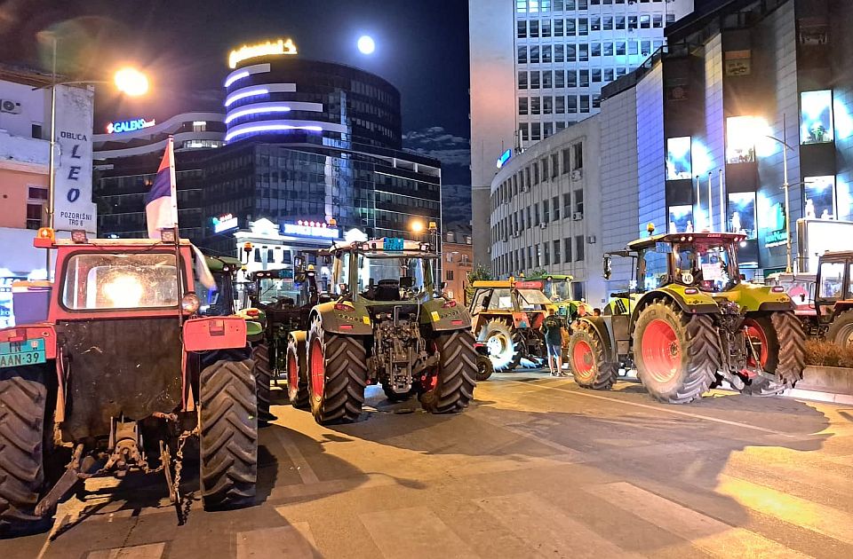 FOTO, VIDEO: Odblokirani Varadinski most i Jevrejska, blokade i dalje na Bulevaru Mihajla Pupina