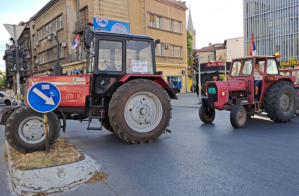 FOTO, VIDEO: Ratari ponovo blokirali Varadinski most, Bulevar Mihajla Pupina i Jevrejsku FOTO, VIDEO: Ratari ponovo blokirali Varadinski most, Bulevar Mihajla Pupina i Jevrejsku