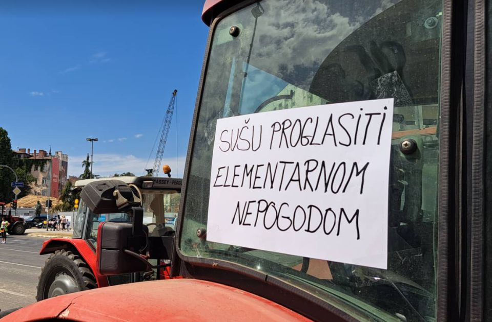 Poljoprivrednici blokirali zgradu opštine Rača - "Nećemo umirati u tišini"
