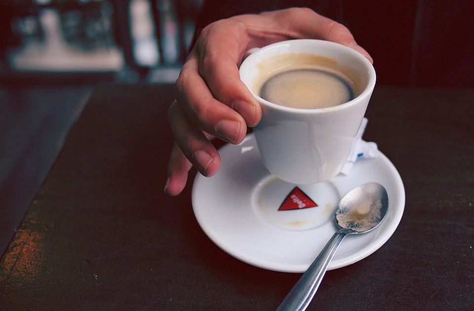 Gost se žalio zbog skupe kafe od dva evra - kafić kažnjen sa 1.000 evra