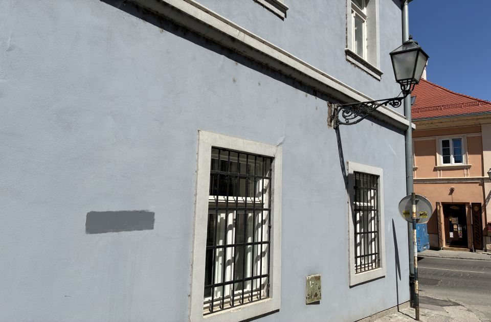 Uvredljiva poruka ispisana na rodnoj kući bana Jelačića u Petrovaradinu