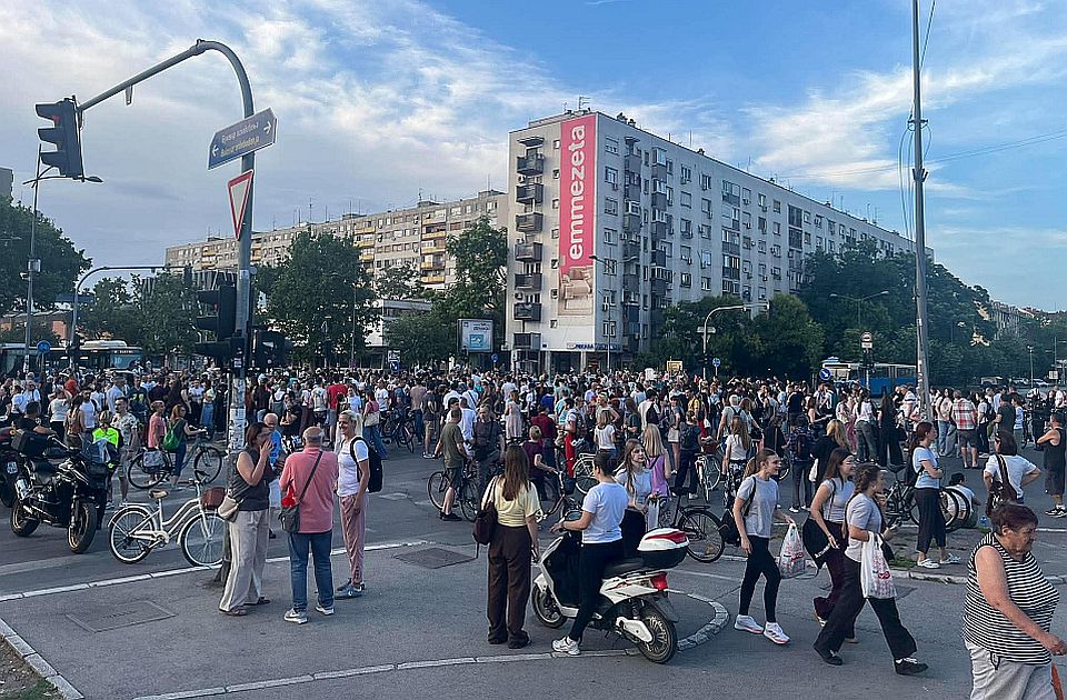VIDEO, FOTO: Najmasovniji protest roditelja zbog Jovine gimnazije, blokirana raskrsnica kod Lutrije