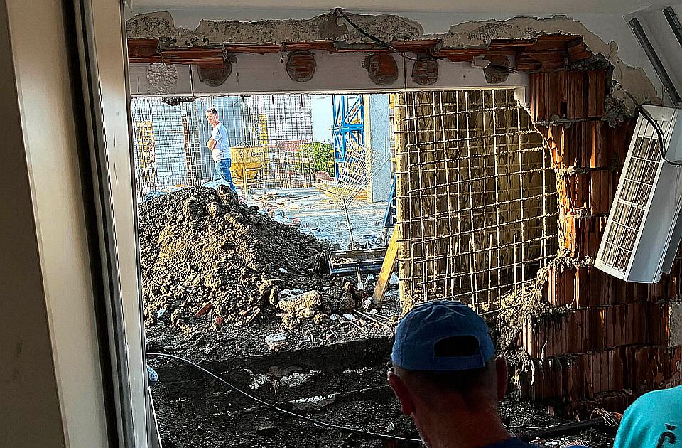 VIDEO: Urušio se zid na zgradi u Novom Sadu, beton se izlio porodici u stan